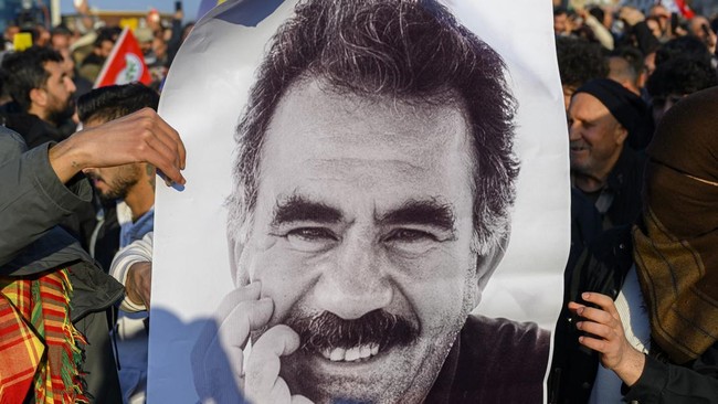 Pendiri pemberontak Kurdi PKK, Abdullah Ocalan, menyerukan kelompoknya menyerah menyusul upaya gencatan senjata usai 40 tahun berperang dengan Turki.
