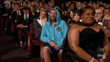 Tampil Nyeleneh di Oscar 2025, Adam Sandler Pakai Hoodie dan Celana Pendek