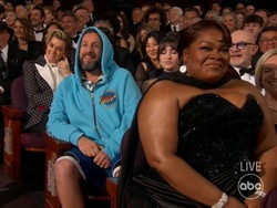 Tampil Nyeleneh di Oscar 2025, Adam Sandler Pakai Hoodie dan Celana Pendek