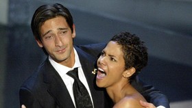 Halle Berry dan Adrien Brody Reka Ulang Ciuman di Red Carpet Oscar