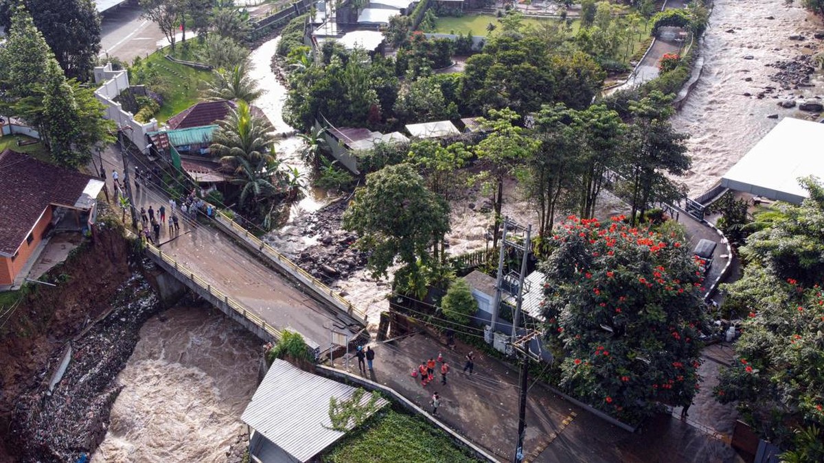 FOTO: Sungai Ciliwung Meluap, Jembatan di Cisarua Puncak Putus