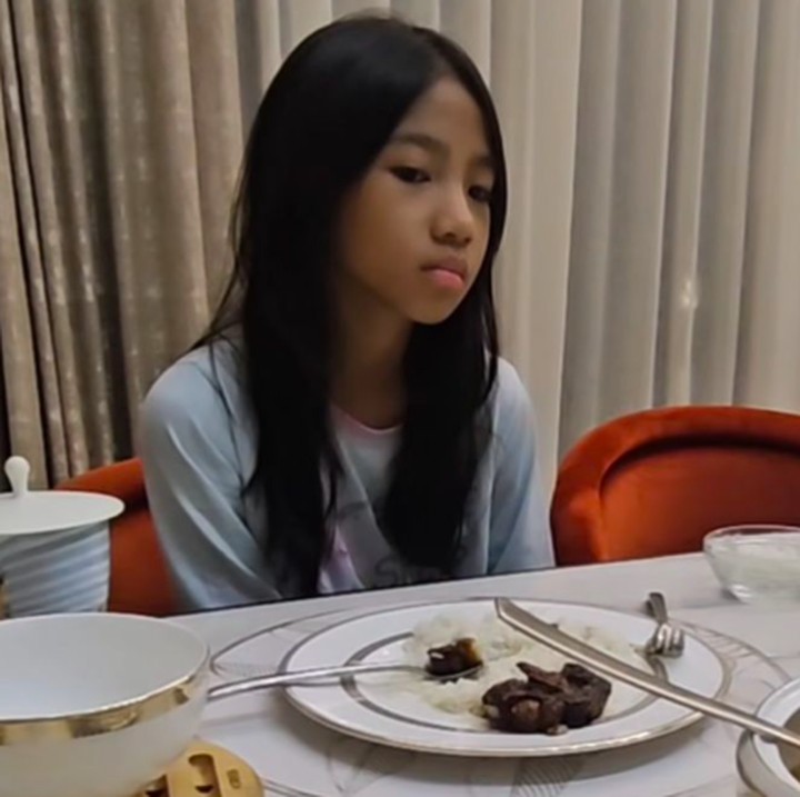 <p>Ayu Dewi turut membagikan momen kala sang putri, Aqilah Dewi Humiarah, sahur di hari pertama. Meski sudah berada di meja makan, Aqila masih terlihat mengantuk nih, Bunda. "<em>Hamdallah</em> tahun ini sudah melek (sahurnya), tapi bengong saja lama. Nasinya diajak telepati," kata Ayu Dewi. (Foto: Instagram: @mrsayudewi)</p>