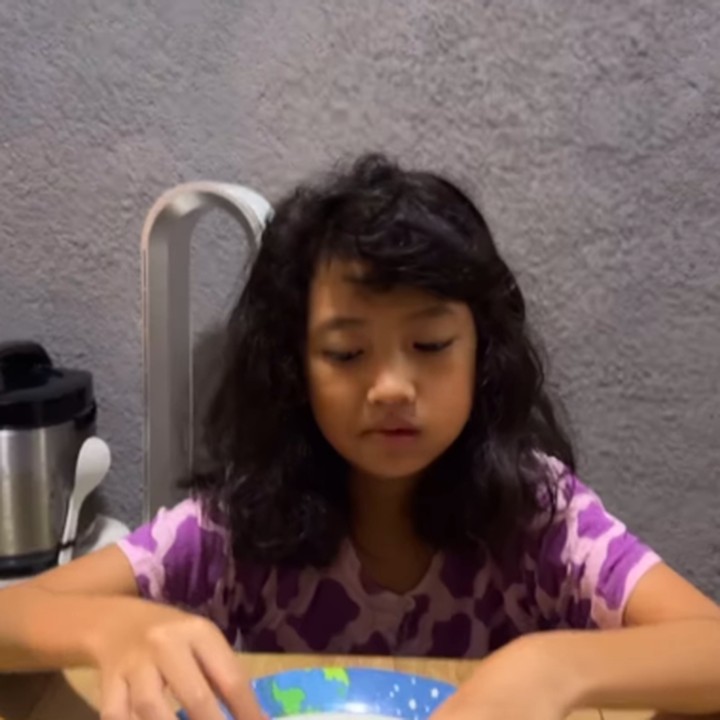 <p>Putri sulung Tantri 'Kotak', Karanada Medina Danarda, juga semangat bangun sahur, Bunda. Tantri menyebut putrinya berhasil puasa seharian penuh lengkap dengan salat lima waktu. "Si anak hebat puasanya <em>masyaAllah</em>, seharian penuh, salatnya juga <em>masyaAllah</em>," kata Tantri pada sang putri. (Foto: Instagram: @tantrisyalindri)</p>