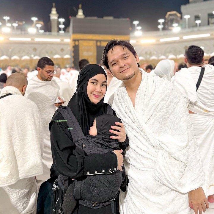 <p>Pasangan Anisa Rahma dan Anandito Dwis menjalankan ibadah umrah di bulan puasa bersama ketiga putrinya. "<em>Alhamdulillah</em> ya Allah, Engkau undang kami kembali ke sini, Engkau undang hamba datang untuk memenuhi panggilan-Mu. Memohon ampun dan berserah diri kepada-Mu ya Allah," kata Anisa. (Foto: Instagram: @anisarahma_12)</p>