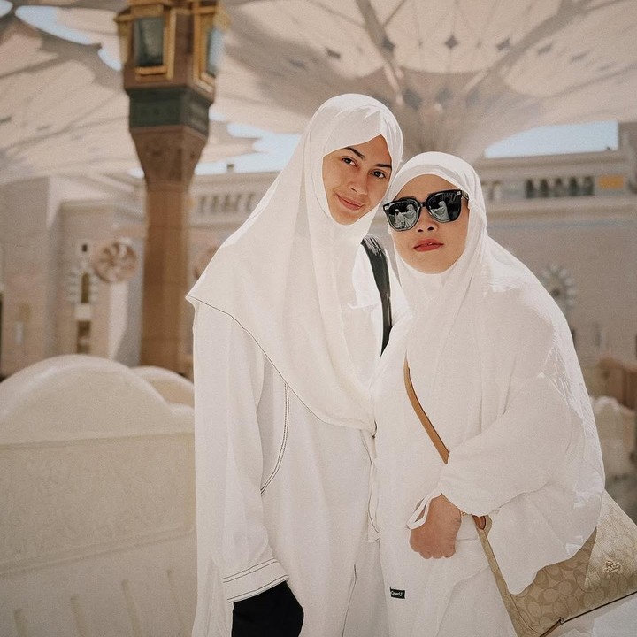 <p>Artis Sintya Marisca turut menjalankan ibadah umrah di bulan Ramadhan bersama sang Bunda. Sintya pun menyebut ibadah ini menjadi tempat healing terbaik. "<em>Alhamdulillah</em>, <em>alhamdulillah</em>, <em>alhamdulillah</em>. Semoga Allah selalu kasih kita kesempatan untuk kembali ke tempat healing terbaik ini ya <em>@momskysusy</em>, sampai Mamah punya cicit, cucut, cecot, amin," tulis Sintya.  (Foto: Instagram: @sintyamarisca)</p>