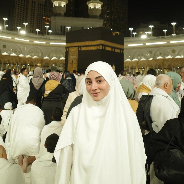 <p>Margin Wieheerm memutuskan untuk umrah di bulan Ramadhan, Bunda. Kali ini, ia beribadah seorang diri karena sang suami, Ali Syakieb, tengah bekerja. "<em>Alhamdulillah</em> selesai melaksanakan ibadah umrah. Biasanya selalu berangkat bareng <em>@alisyakieb</em>, tapi sekarang sendiri dulu karena Papalu sudah mulai dinas. <em>InsyaAllah</em> soon kita bareng-bareng lagi ke sini ya, Aminn! Dan semua yang ingin datang ke tanah suci Allah mudahkan, Aminn ya Allah," ungkap Margin melalui laman Instagram-nya. (Foto: Instagram: @marginw)</p>