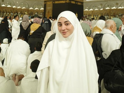 Margin Wieheerm hingga Dinda Hauw Umrah dan Puasa Ramadhan di Tanah Suci, Simak Potretnya