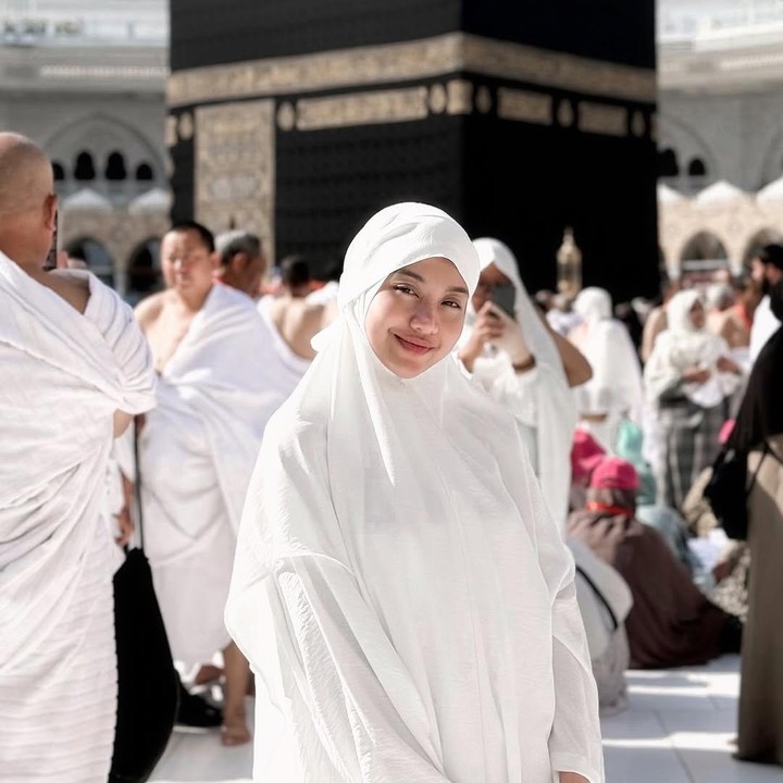 <p>Artis cantik Ghea Indrawari berkesempatan untuk menjalankan ibadah umrah di bulan Ramadhan. Dalam sebuah unggahan, terlihat Ghea menjalankan ibadah secara khusyuk. "Gheaa, lancar-lancar ya ibadahnya," kata seorang netizen pada kolom komentarnya. (Foto: Instagram: @gheaindrawari)</p>