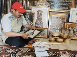 Perjalanan Asep Sulap Limbah Pelepah Pisang Jadi Kaligrafi Bernilai Tinggi