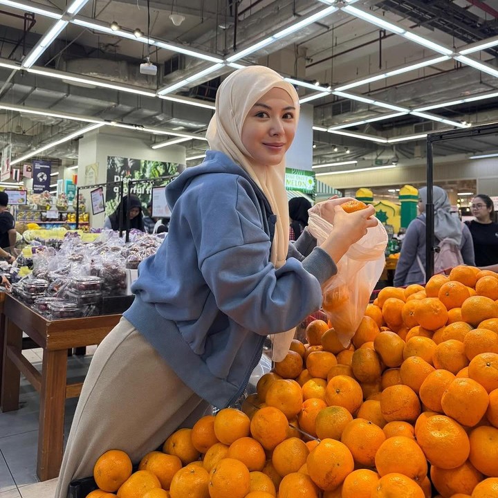 <p>Ayana Moon belakangan ini membagikan kegiatannya ketika menjalani ibadah puasa Ramadhan di Indonesia. Momen itu diketahui melalui beberapa foto yang diunggah di akun Instagram pribadinya. (Foto: Instagram@xolovelyayana)</p>