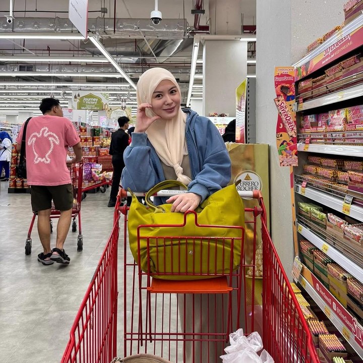 <p>Selebgram asal Korea ini tampak antusias dalam menyambut Ramadhan. Ia pun mengaku ingin menjalani ibadah ini di Indonesia dan Malaysia. “Aku sudah siap menyambut Ramadhan di Jakarta tapi aku baru tahu Ramadhan dari Muhammadiyyah dan NU bisa beda. Jadi saya masih menunggu. Aku menghabiskan Ramadhan di Indonesia dan Malaysia! Nanti kita <em>iftar</em> bareng yaaa,” tulisnya, dikutip dari laman Instagram @xolovelyayana<em>,</em> Senin (4/3/2025). (Foto: Instagram@xolovelyayana)</p>