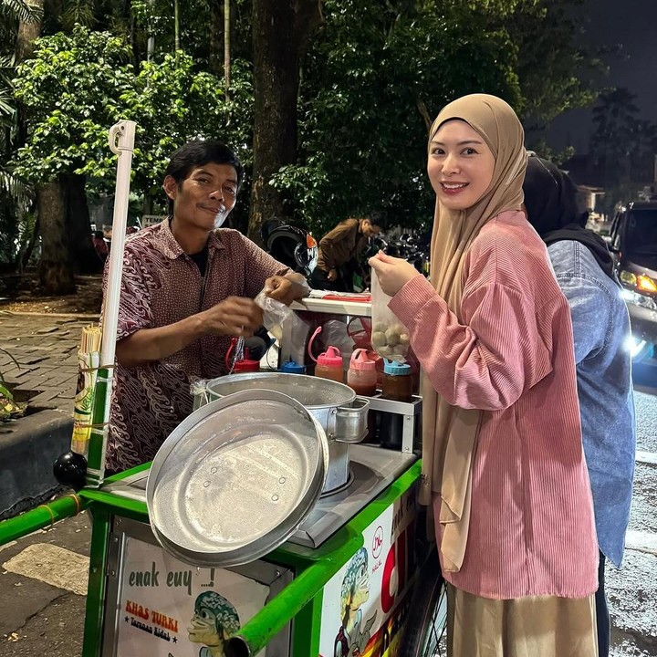 <p>Belum lama ini, Ayana juga mengabadikan momen ketika jajan cilok sebelum salat tarawih. “Selamat berbuka puasa! Sebelum salat tarawih ke-3, mau beli jajan cilok bersama teman-temanku. Kalian buka puasa pakai apa?” ungkapnya. (Foto: Instagram@xolovelyayana)</p>
