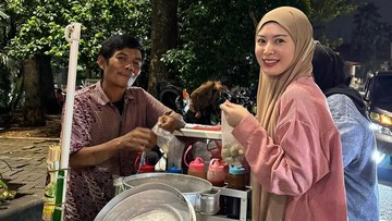 5 Momen Ayana Moon Selebgram Korea Jalani Puasa di Indonesia, Jajan Cilok Sebelum Tarawih