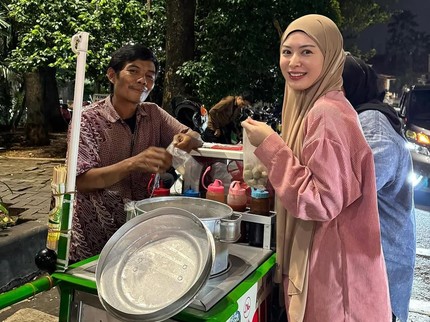5 Momen Ayana Moon Selebgram Korea Jalani Puasa di Indonesia, Jajan Cilok Sebelum Tarawih