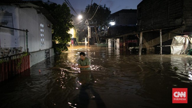 Banjir menggenangi perumahan Puri Harmoni 8, Parung Panjang, Bogor, memaksa ratusan warga mengungsi dari rumah mereka.