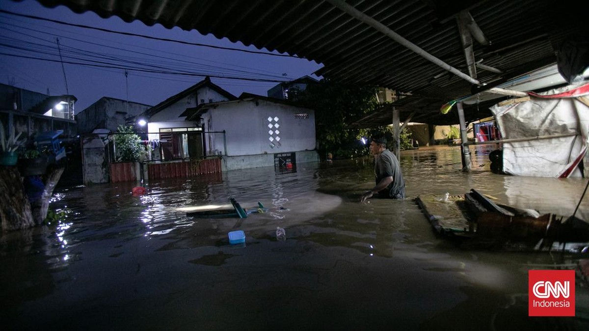 FOTO: Luapan Kali Ciliwung Rendam Puluhan RT di Jakarta