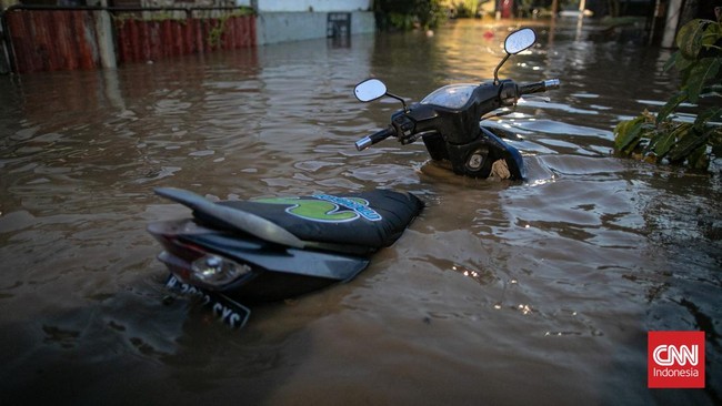 Anda direkomendasikan memerhatikan tinggi filter udara, lubang knalpot, CVT dan footstep bila ingin nekat melintasi banjir.