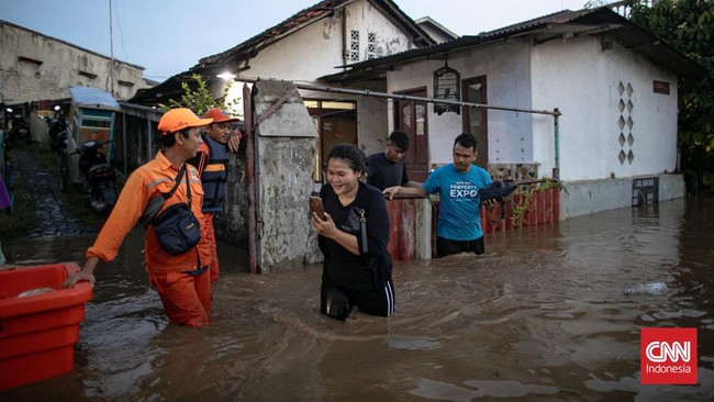 Badan Penanggulangan Bencana Daerah (BPBD) Jakarta mencatat ada 52 RT di Jakarta yang masih terendam banjir hingga Senin (3/3) pukul 16.00 WIB.