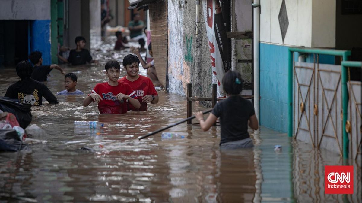 Update Banjir Jakarta: 62 RT dan 4 Jalanan Masih Tergenang Pagi Ini