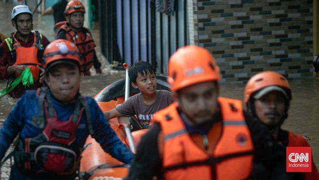 FOTO: Luapan Kali Ciliwung Rendam Puluhan RT di Jakarta