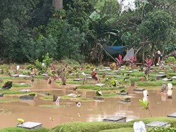 Banjir Rendam TPU Jatisari Bekasi, Sejumlah Kuburan Tergenang Air