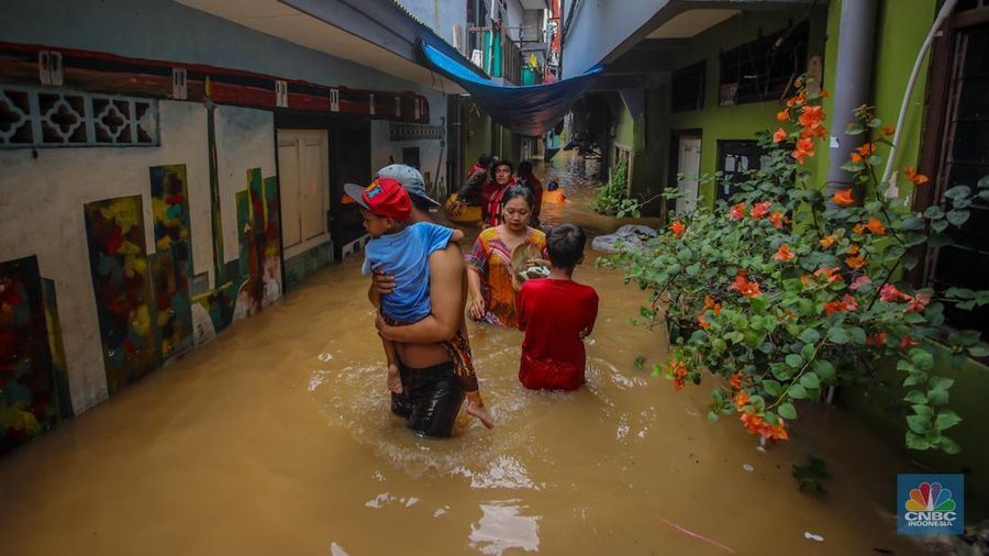Banjir yang melanda kawasan Kebon Pala, Kampung Melayu, Jakarta, Senin (3/3/2025). (CNBC Indonesia/Faisal Rahman)