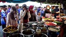 FOTO: Berburu Takjil di 'Kampung Jirayut' Narathiwat Thailand Selatan