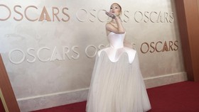 FOTO: Busana Paling Memukau di Karpet Merah Piala Oscar 2025