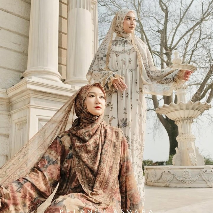 <p>Sejumlah desainer perempuan Indonesia menampilkan rancangan terbaru yang dapat menjadi inspirasi baju Lebaran Bunda dan keluarga. Dian Pelangi menghadirkan busana Muslim yang terinspirasi dari Istana Dolmabache, Turki. “Detailnya yang klasik dengan sentuhan Rococo Vibes, bikin setiap look jadi lebih mewah dan <em>timeless,”</em> dikutip dari laman <em>Instagram@pelangiasmara.id,</em> Senin (4/3/2025). (Foto: Instagram@pelangiasmara.id)</p>