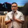 Direktur Utama PT Pertamina (Persero) Simon Aloysius Mantiri berbagi jurus dalam mengamankan pasokan bahan bakar minyak (BBM) di Indonesia.