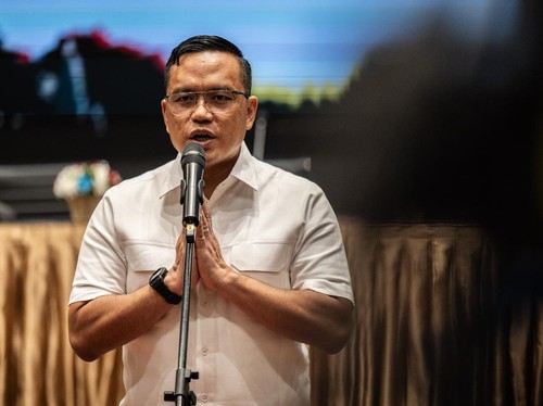 Direktur Utama PT Pertamina (Persero) Simon Aloysius Mantiri berbagi jurus dalam mengamankan pasokan bahan bakar minyak (BBM) di Indonesia.
