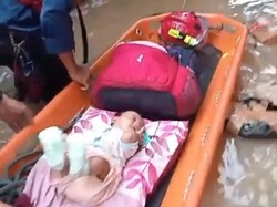 Damkar Evakuasi Bayi dari Rumah Terendam Banjir Setinggi Pintu di Jaksel