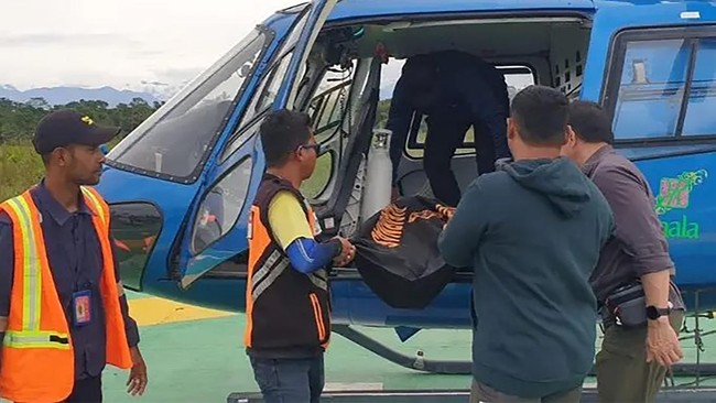 Dua jenazah pendaki yang meninggal dunia di Puncak Carstensz sudah berhasil dievakuasi dan dibawa ke RSUD Timika. Bakal diterbangkan ke Jakarta.