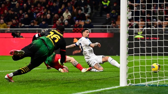 Lazio menang tipis atas AC Milan dalam laga lanjutan Liga Italia di Stadion San Siro berkat sebuah gol penalti pada menit akhir.