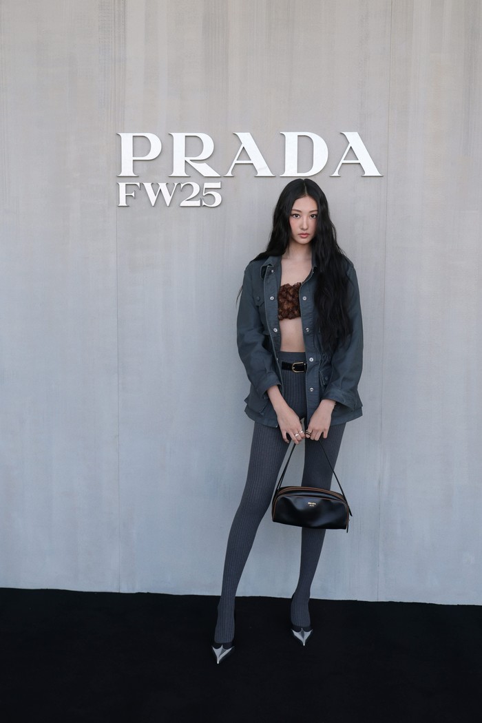 Gawon dari MEOVV dijumpai di jajaran bangku front row. Seksi dan edgy, OOTD-nya tersusun atas bralette bertekstur serta ditumpuk cargo jacket abu-abu yang senada dengan celana rajut. Pointy heels dan tas top-handle Prada dipilih dalam warna netral untuk menarik perhatian ke busana/ Foto: Courtesy of Prada