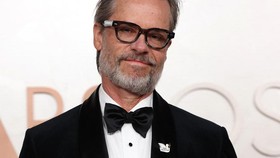 Guy Pearce Pakai Pin Free Palestine di Piala Oscar 2025