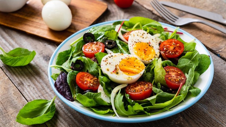 Breakfast - boiled egg and vegetables
