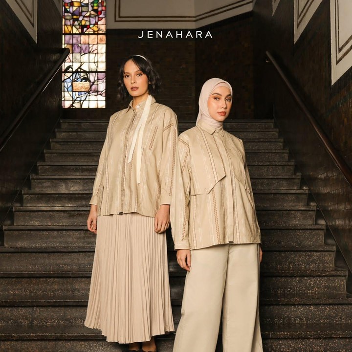 <p>Jenahara Nasution juga menampilan busana Muslim yang dapat Bunda pilih sebagai busana Lebaran tahun ini. Koleksi rancangannya yang satu ini terinspirasi dari perjalanannya dalam mewujudkan warisan dan identitas. (Foto: Instagram@jenaharaofficial)</p>