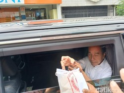Keliling Naik Mobil, Jokowi Bagi-bagi Beras dan Amplop ke Warga Solo