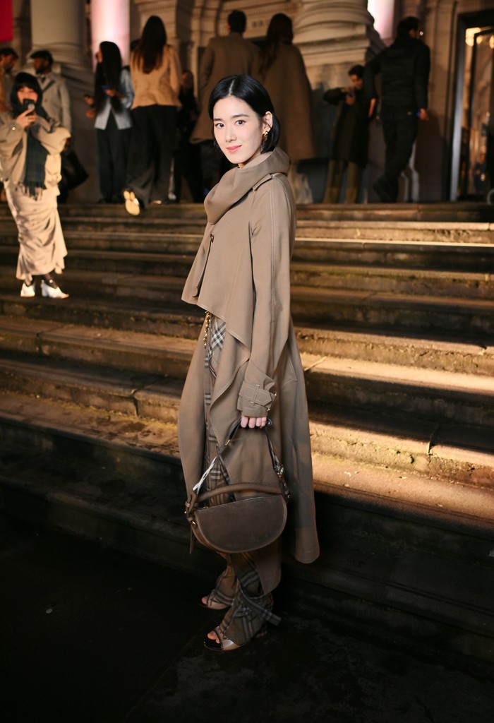 Pakai outfit head-to-toe Burberry, aktris Korea Selatan, Jung Eunchae, mengadopsi gaya bernuansa coklat, Beauties! Cargo pants motif Burberry plaid jadi atensi ketika dipadu cape coat polos/ Foto: Courtesy of Burberry