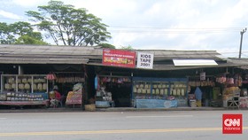 Tape-tape Menggantung Mama Pipik di Simpang Jomin Jelang Musim Mudik