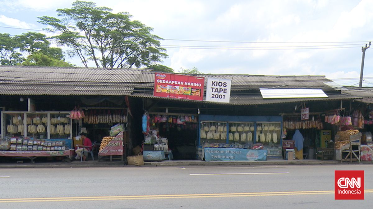 Tape-tape Mama Pipik Menggantung di Simpang Jomin Jelang Musim Mudik