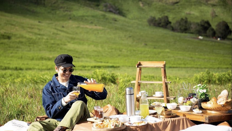 Kevin Julio Nikmati Sarapan ala Piknik di Bali hingga Bromo