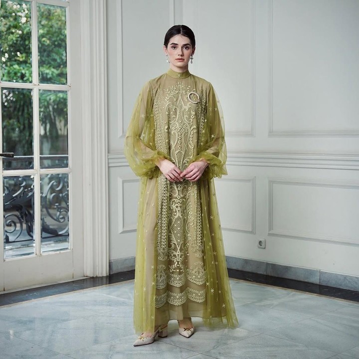 <p>Desainer Khanaan Atirah juga mengeluarkan koleksi terbarunya pada Februari lalu. Busana Muslim berwarna hijau olive ini memberikan kesan elegan, cocok digunakan saat Idul Fitri, ya, Bunda. (Foto: Instagram@khanaan.official)</p>