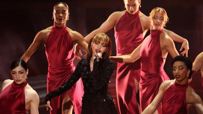 Lisa BLACKPINK hingga Margaret Qualley tampil memberikan tribute untuk waralaba James Bond di Piala Oscar 2025.