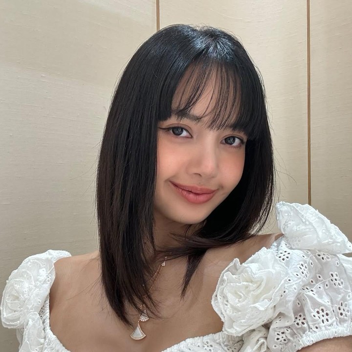 <p>Selain itu, Lisa juga sukses mencuri perhatian dengan debut aktingnya dalam serial<em> The White Lotus Season 3.</em> Ia diketahui berperan sebagai Mook, seorang guru kesehatan yang bekerja dengan para tamu di sebuah resor pantai Thailand. (Foto: Instagram@lalalalisa_m)</p>