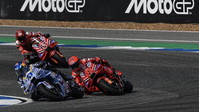 Manajer Ducati Corse Davide Tardozzi sempat waswas melihat Marc Marquez kasih jalan kepada Alex Marquez dalam balapan MotoGP Thailand 2025.