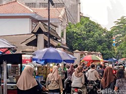 Desak-desakan Demi Seporsi Gorengan dan Es Buah di Palabuhanratu