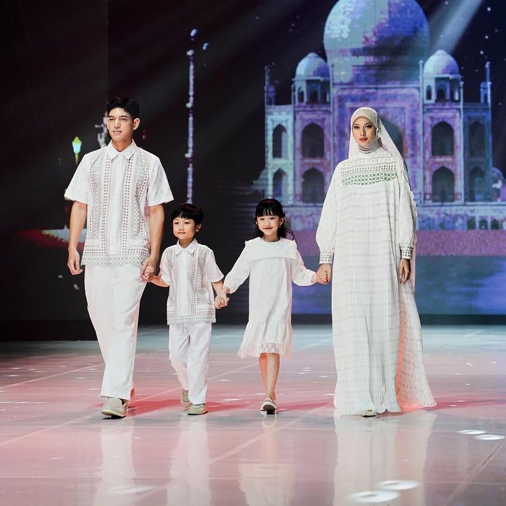 <p>Koleksi busana Lebaran keluarga lainnya juga dikeluarkan oleh Nada Puspita. Koleksi terbarunya ini menampilkan busana Muslim berwarna putih. Bunda tertarik untuk mengenakannya saat Lebaran? (Foto: Instagram@nadapuspita.official)</p>