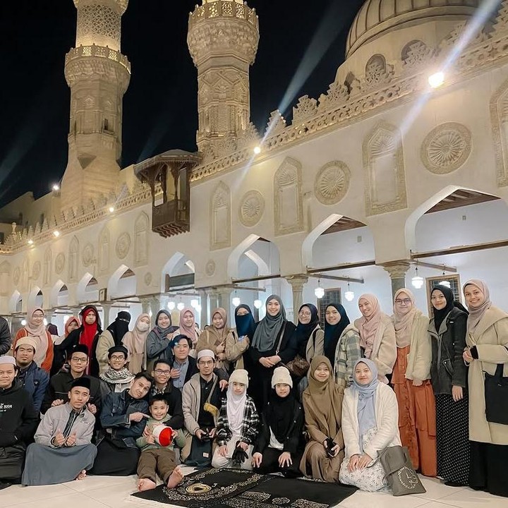 <p>"Ramadhan ini terasa berbeda. Ini Ramadhan pertama yang saya rasakan di bumi para Nabi, bumi di mana saya mencintai sejak menjejakkan kaki belasan tahun silam. Terima kasih atas kesempatan merasakan indahnya bumi Mesir ini ya, Rabb," ungkapnya seraya mengunggah potret bersama keluarga. (Foto: Instagram: @okisetianadewi)</p>